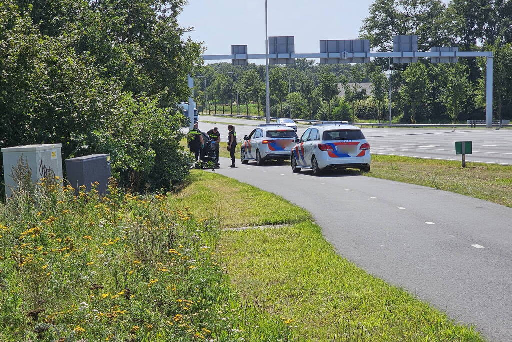 Man rijdt met scootmobiel sloot in