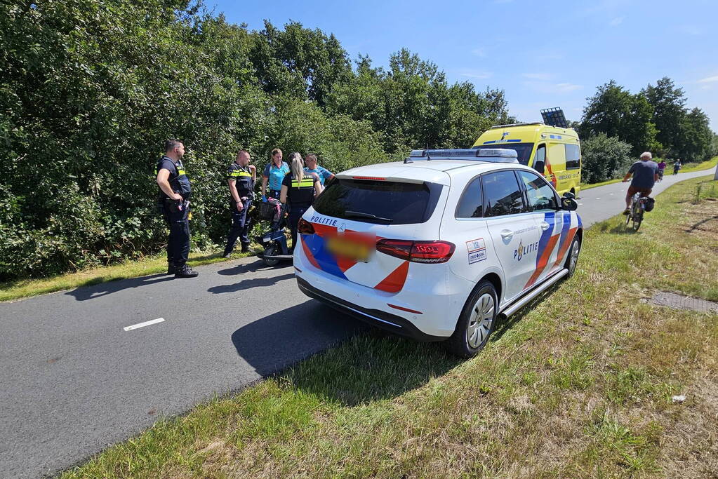 Man rijdt met scootmobiel sloot in