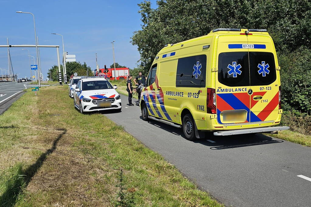 Man rijdt met scootmobiel sloot in