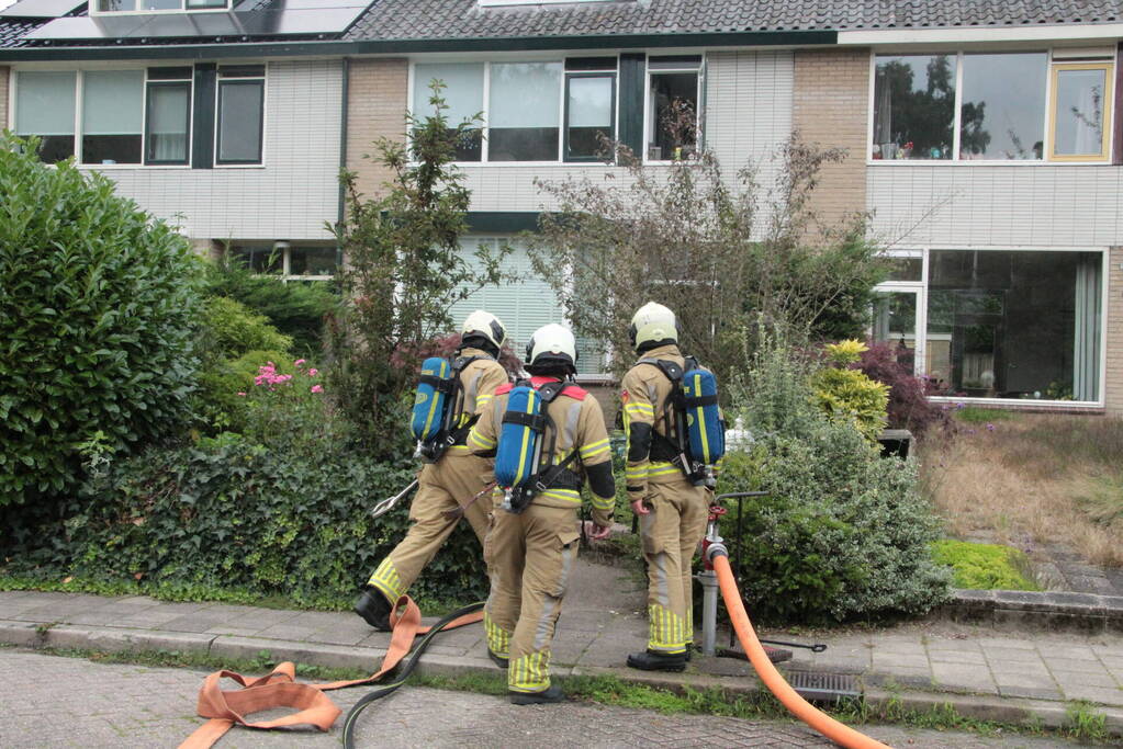 Brandweer redt kat uit brandende woning