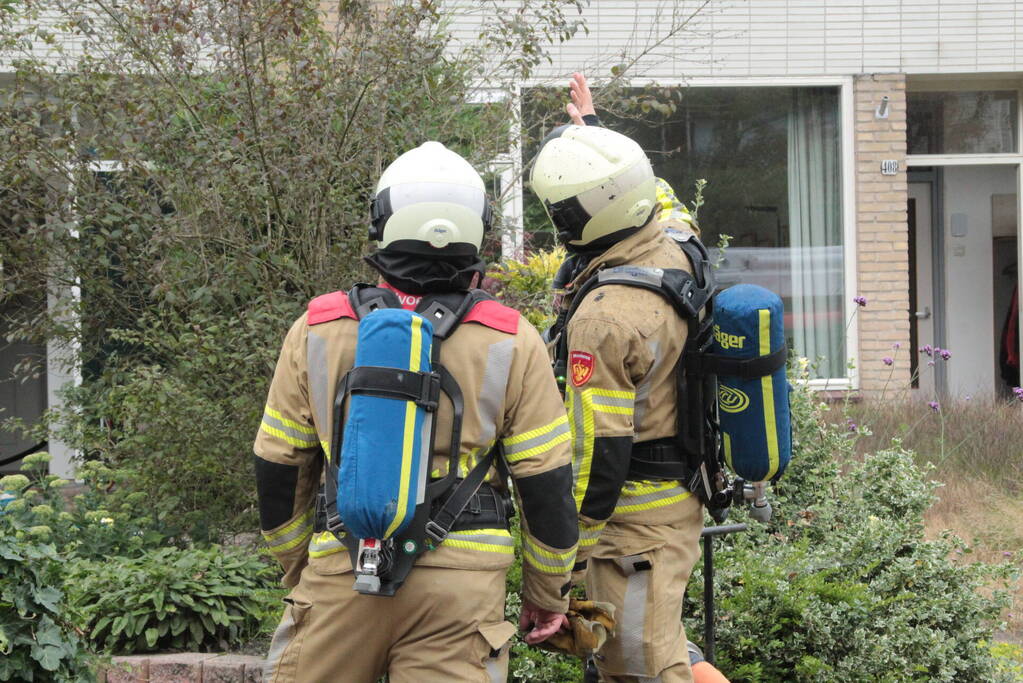 Brandweer redt kat uit brandende woning