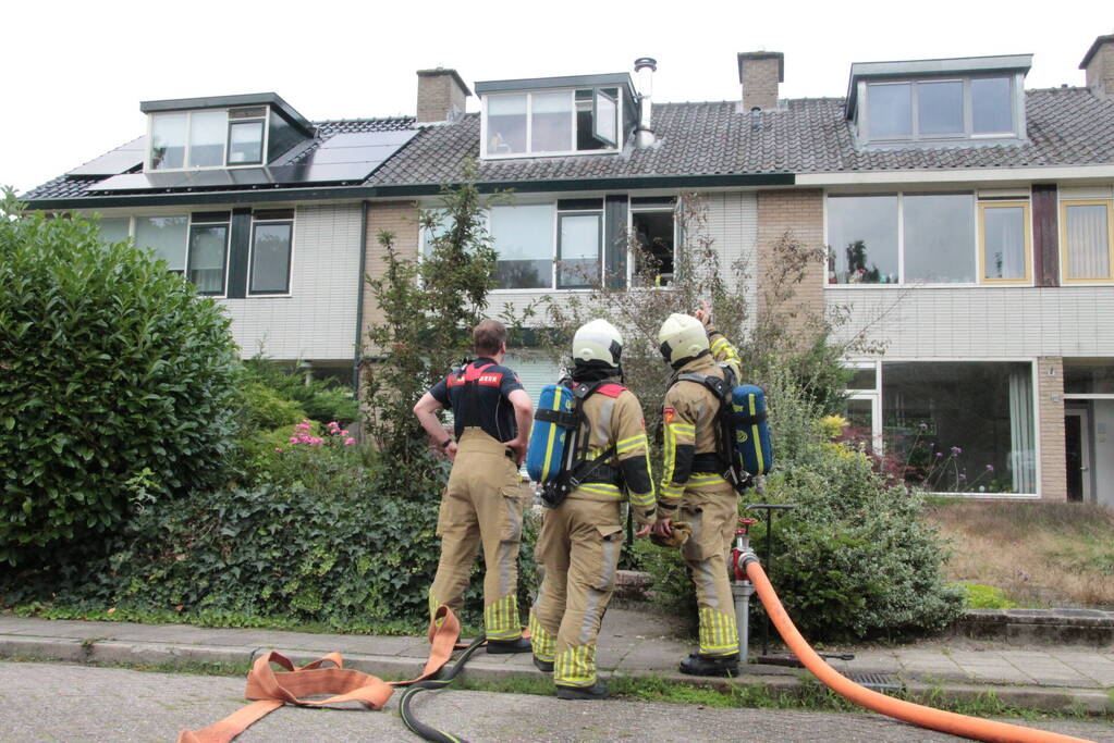 Brandweer redt kat uit brandende woning