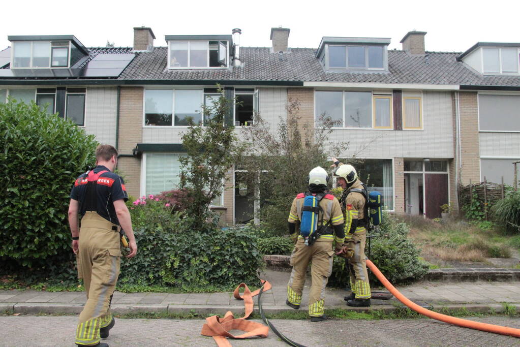 Brandweer redt kat uit brandende woning