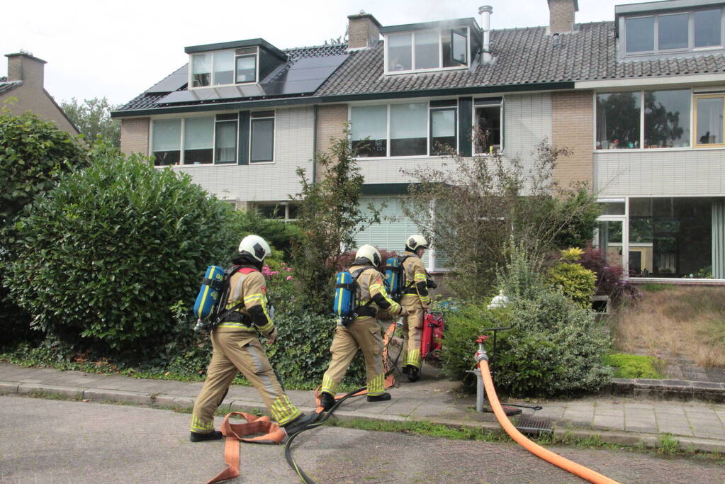 Brandweer redt kat uit brandende woning