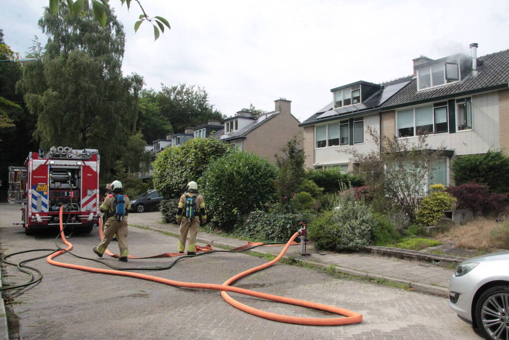 Brandweer redt kat uit brandende woning