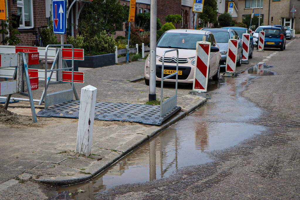 Straat onder water door leidingbreuk