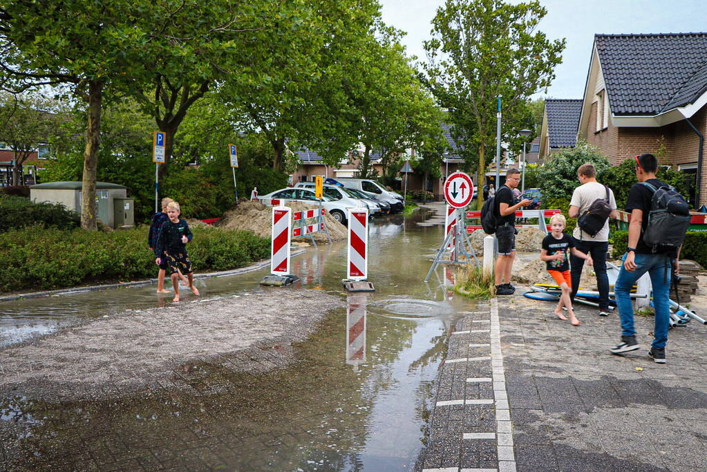 Straat onder water door leidingbreuk