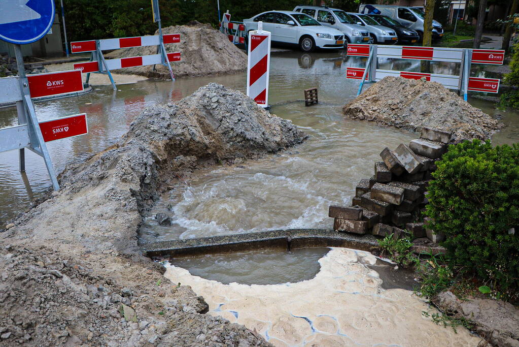 Straat onder water door leidingbreuk