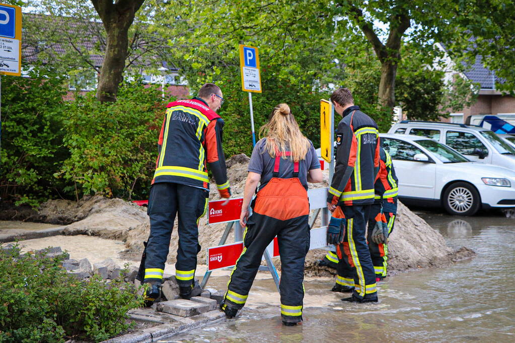 Straat onder water door leidingbreuk