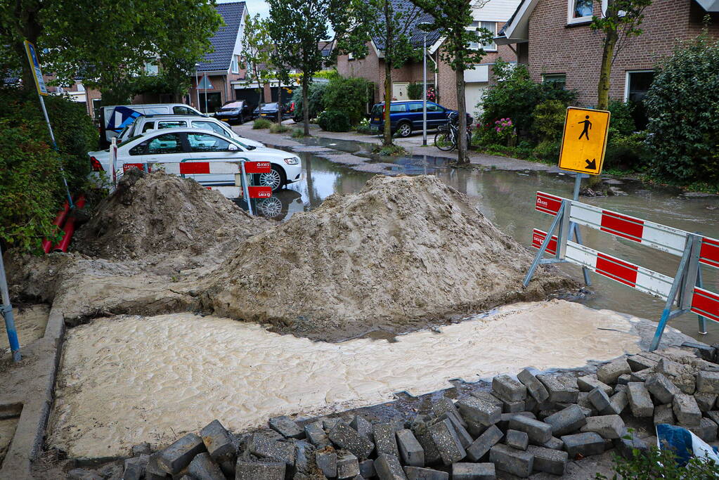 Straat onder water door leidingbreuk