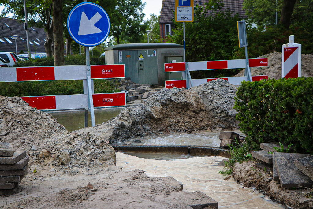 Straat onder water door leidingbreuk