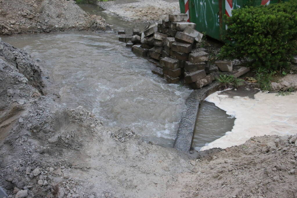 Straat onder water door leidingbreuk