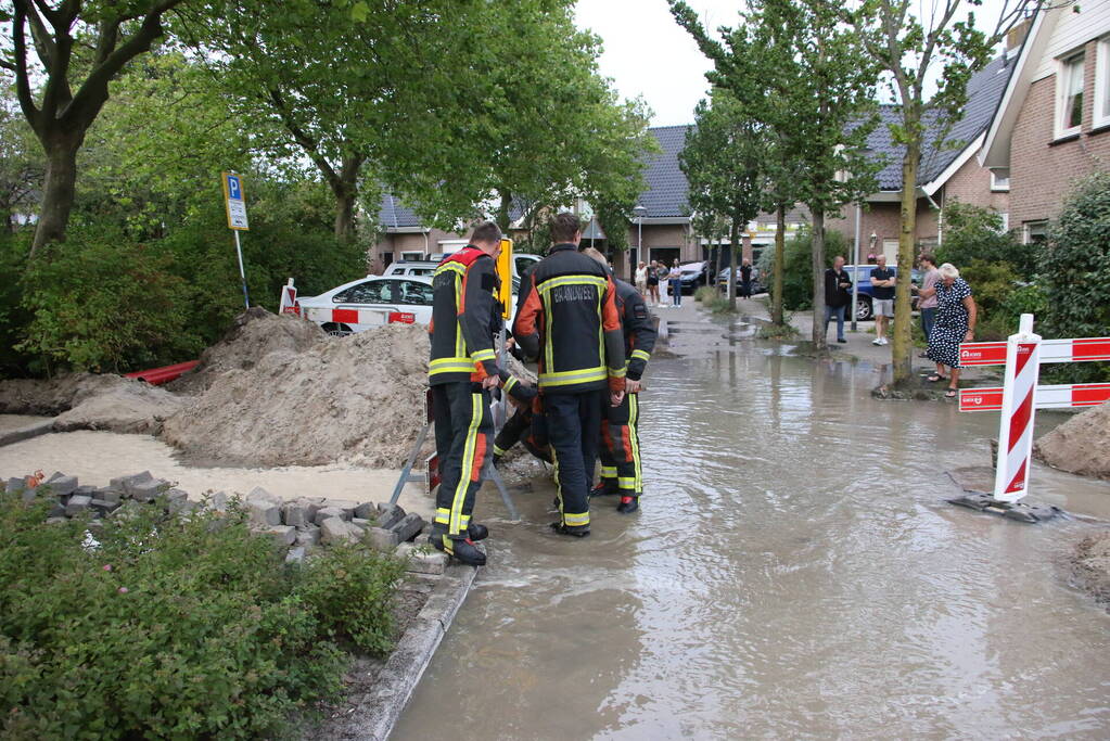 Straat onder water door leidingbreuk