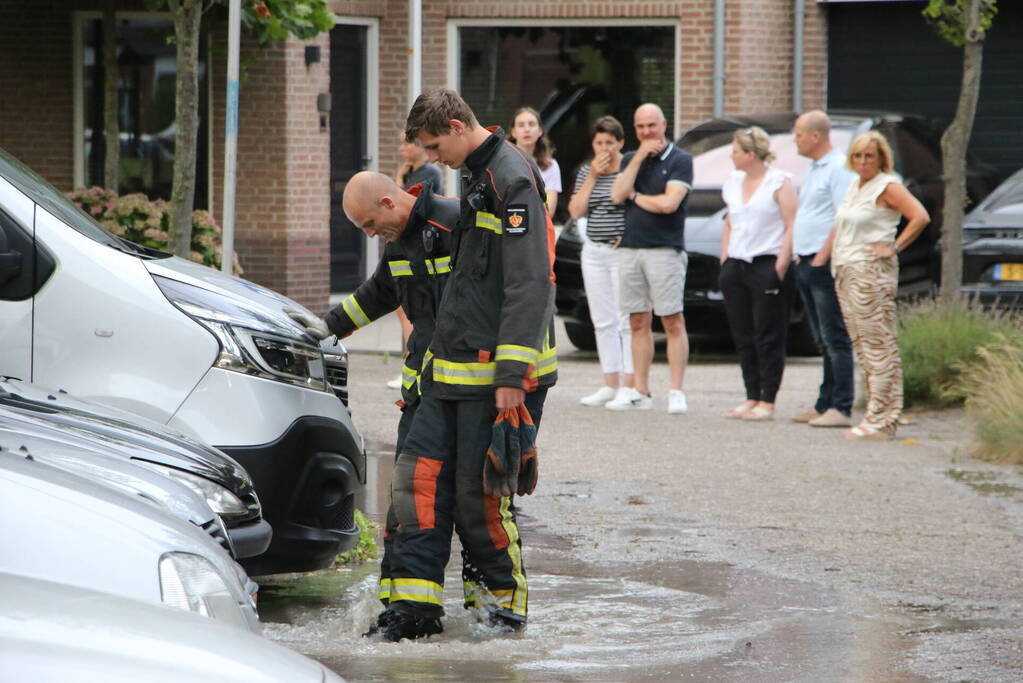 Straat onder water door leidingbreuk