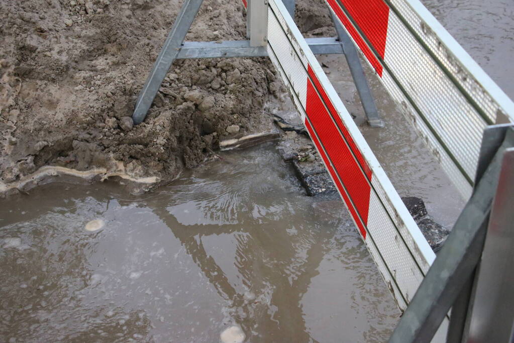 Straat onder water door leidingbreuk