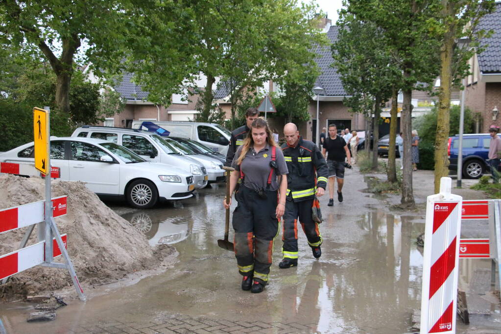 Straat onder water door leidingbreuk