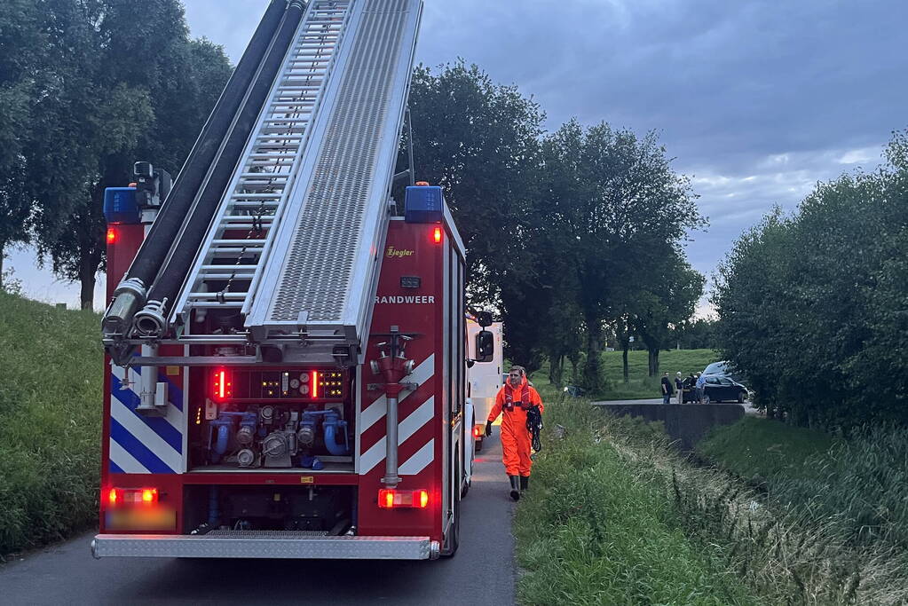 Scooterrijder komt in sloot terecht