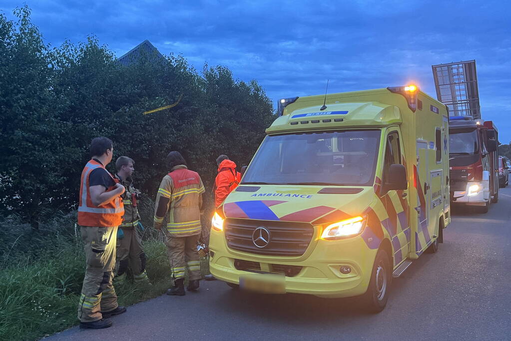 Scooterrijder komt in sloot terecht