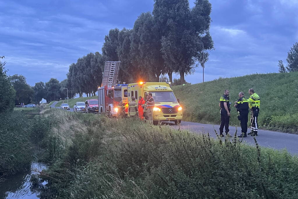 Scooterrijder komt in sloot terecht