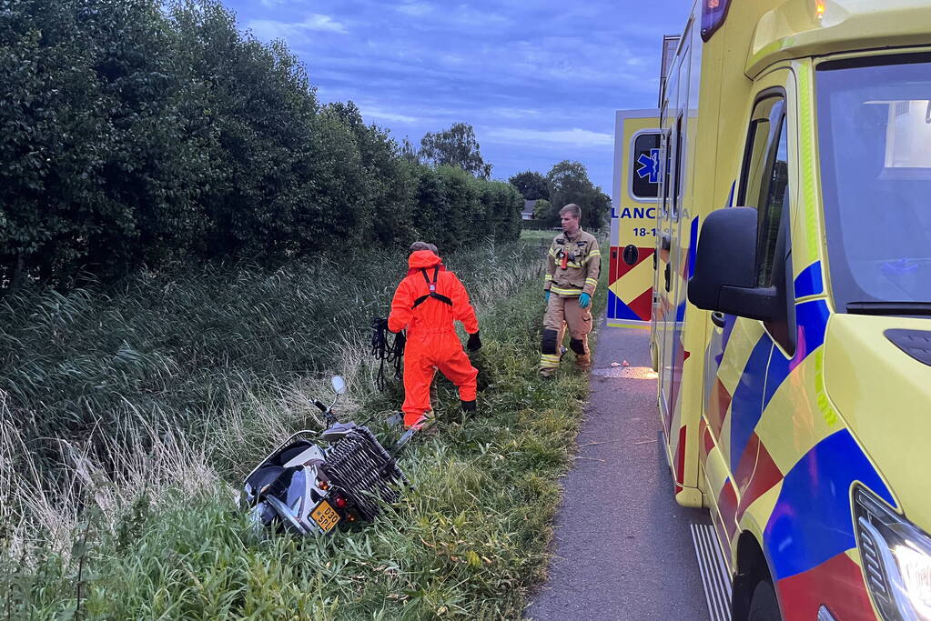 Scooterrijder komt in sloot terecht