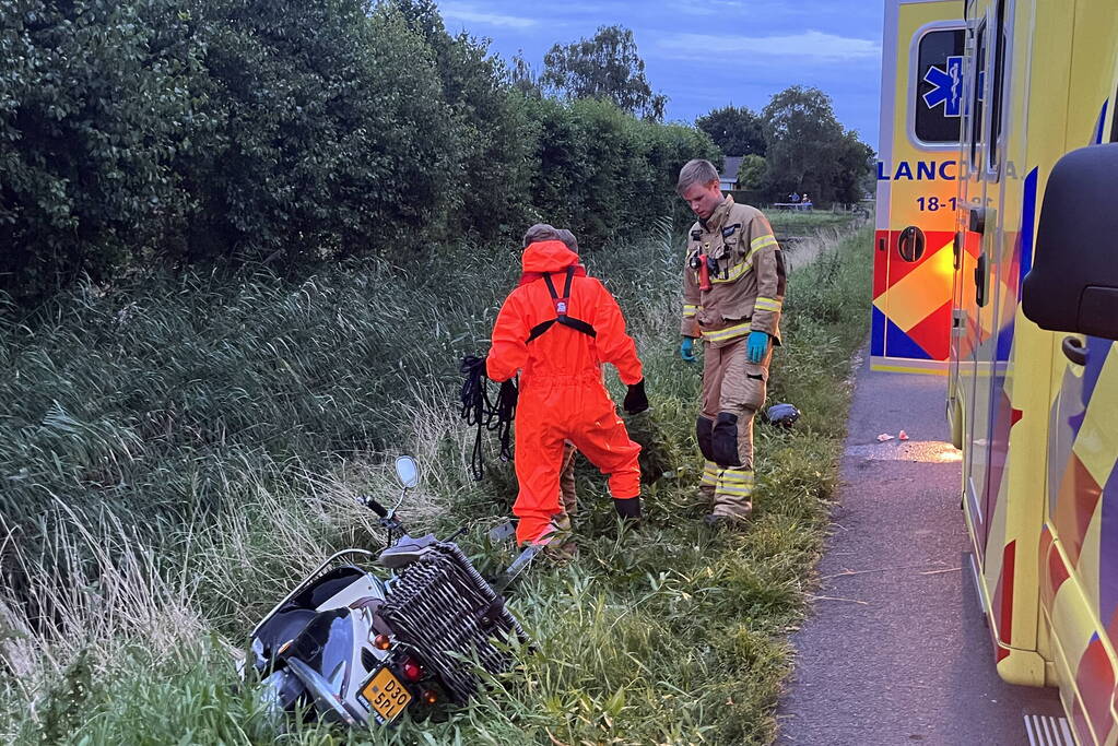 Scooterrijder komt in sloot terecht