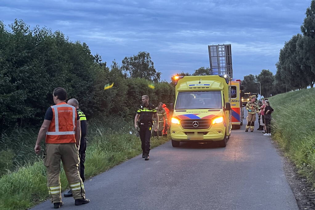 Scooterrijder komt in sloot terecht