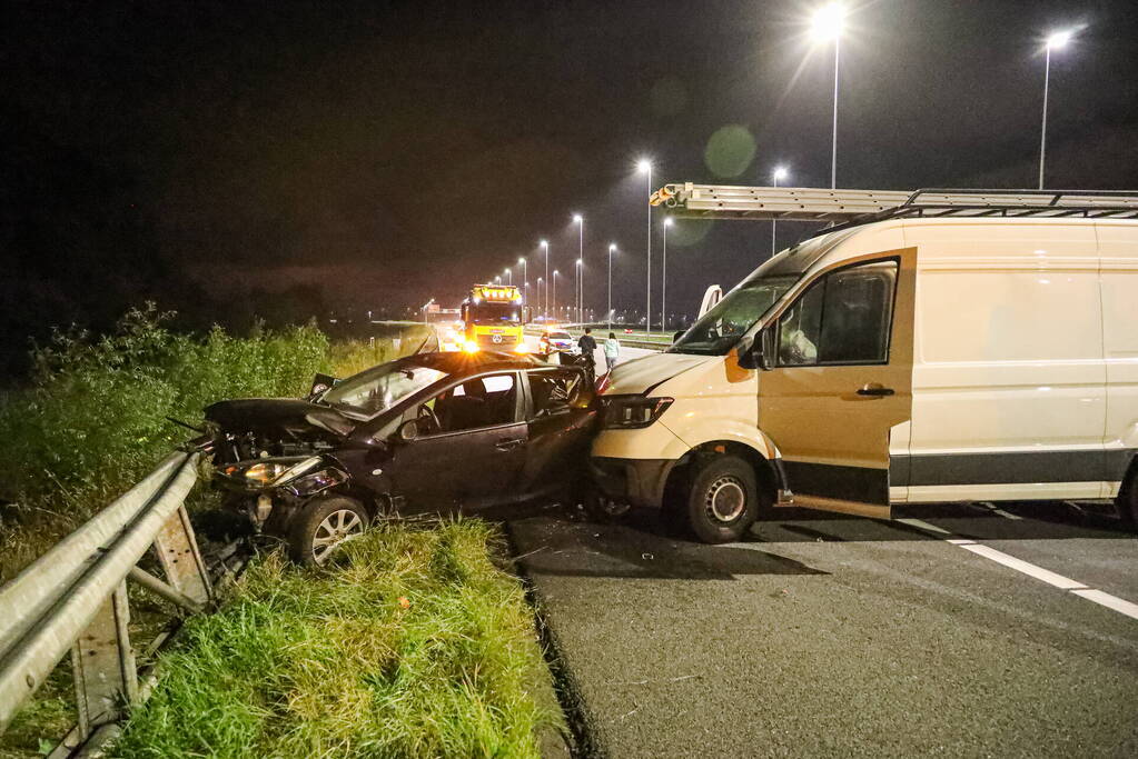 Enorme schade bij aanrijding op snelweg