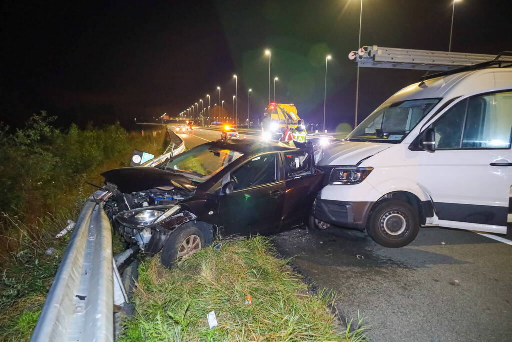 Enorme schade bij aanrijding op snelweg