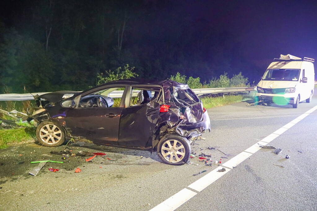 Enorme schade bij aanrijding op snelweg