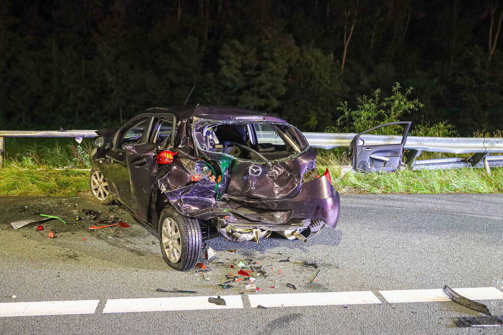 Enorme schade bij aanrijding op snelweg