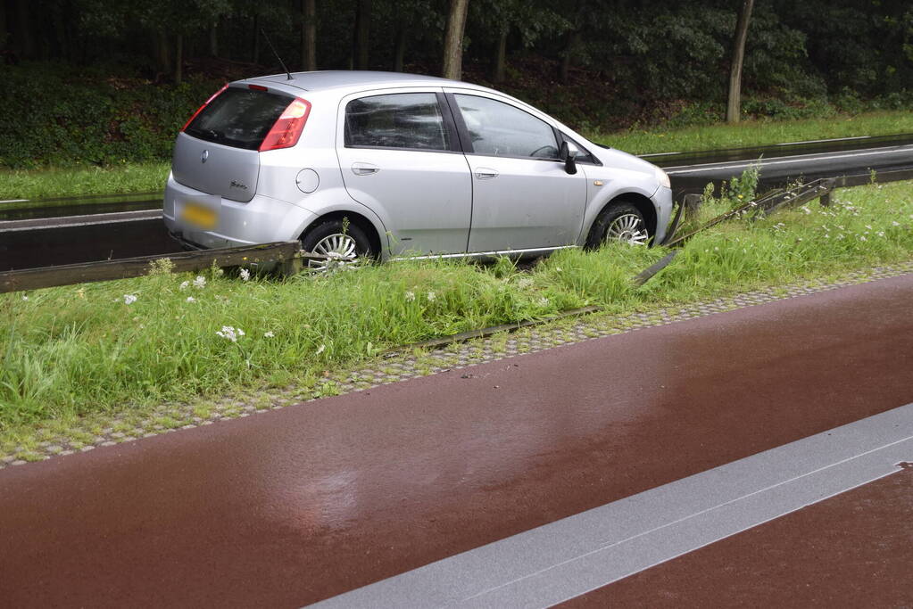 Eenzijdige aanrijding tegen wegafscheiding