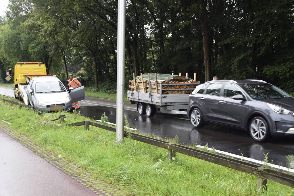 Eenzijdige aanrijding tegen wegafscheiding