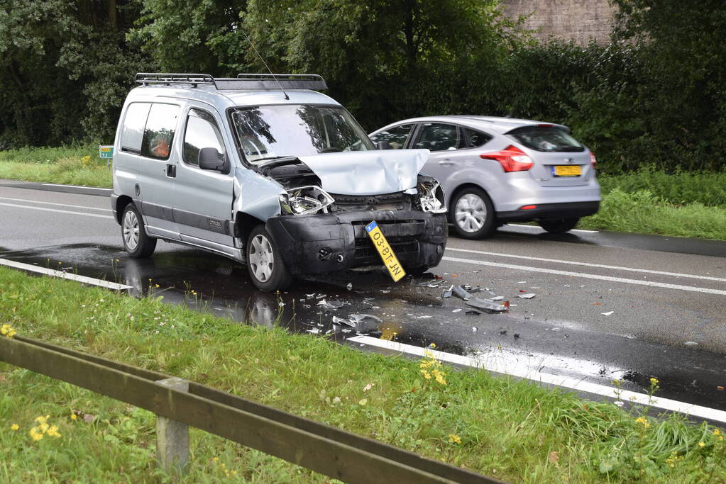 Veel schade na ongeval met bestelbus