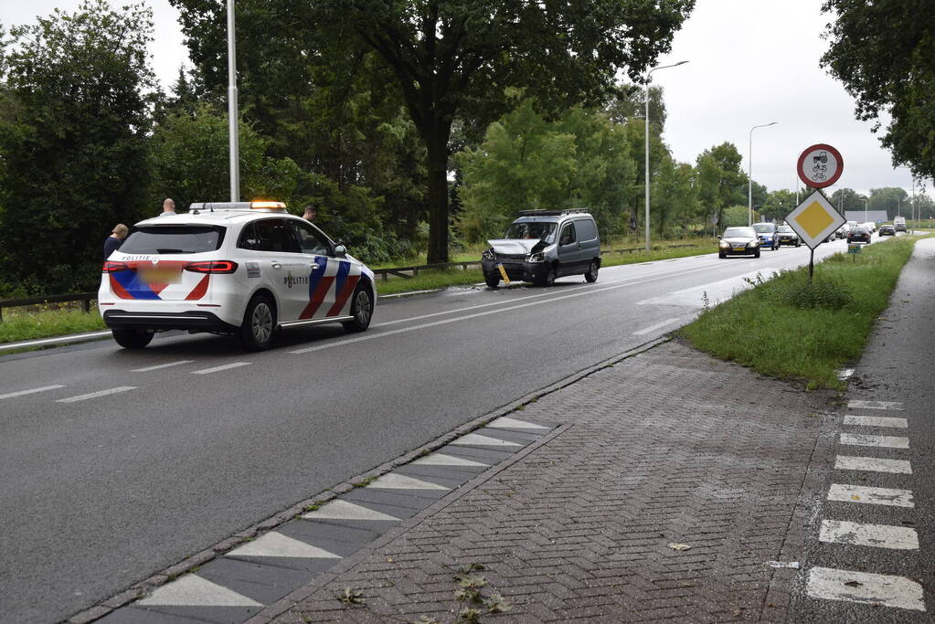 Veel schade na ongeval met bestelbus