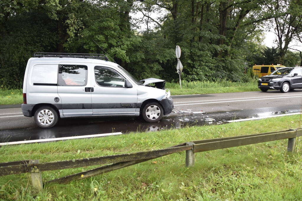 Veel schade na ongeval met bestelbus