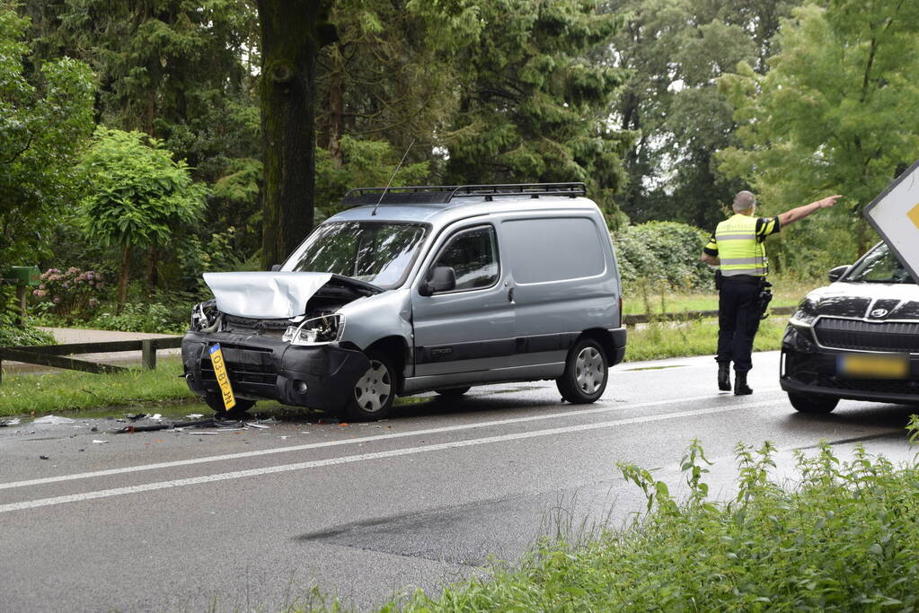 Veel schade na ongeval met bestelbus