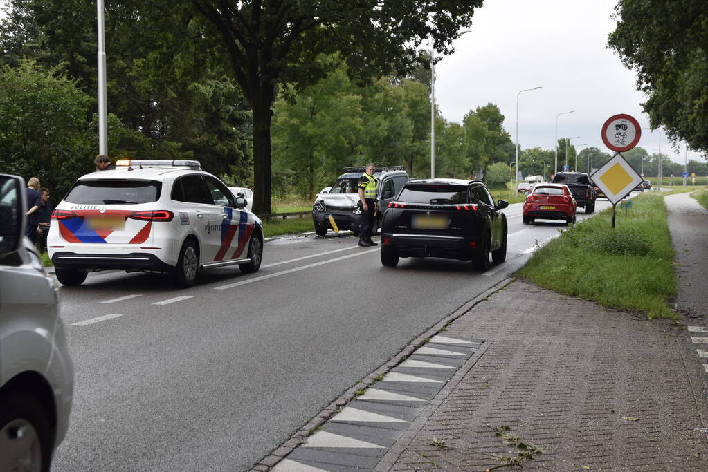 Veel schade na ongeval met bestelbus