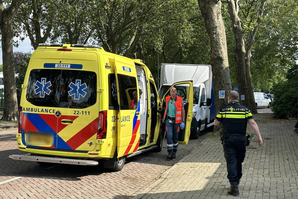 Wielrenner aangereden door bestelbus