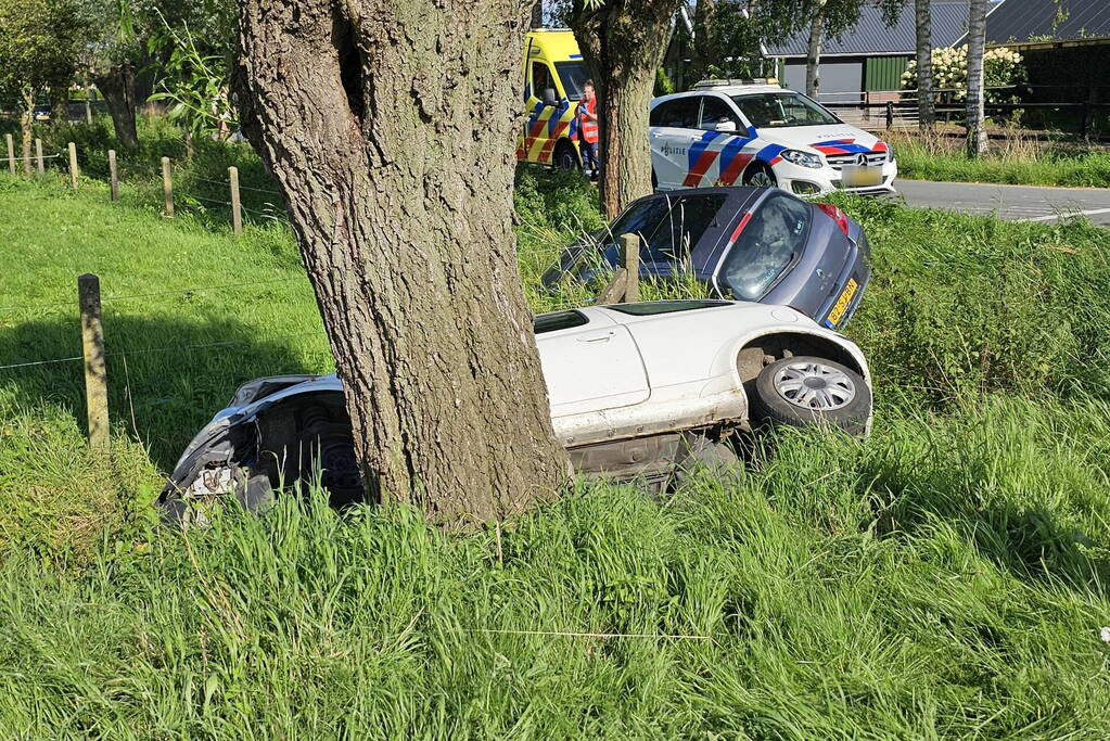 Twee auto's in de sloot na ongeval