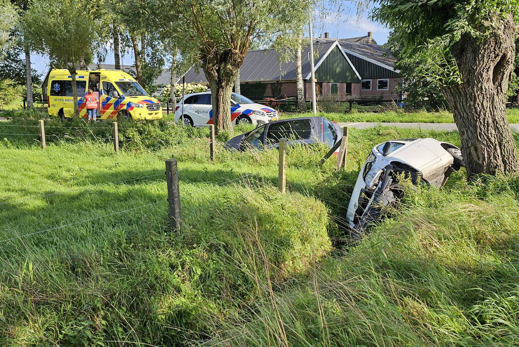 Twee auto's in de sloot na ongeval