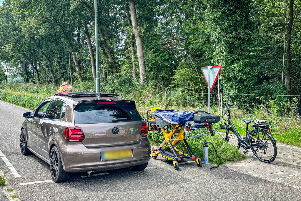 Overstekende fietser aangereden door automobilist