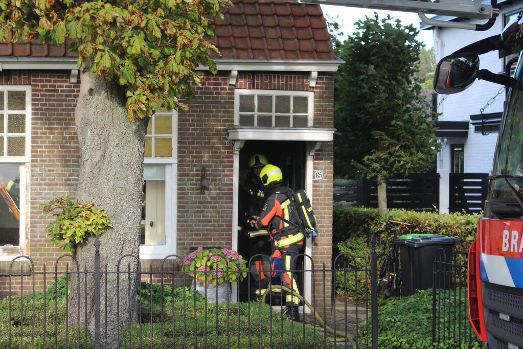 Brand tussen de muur van woningen