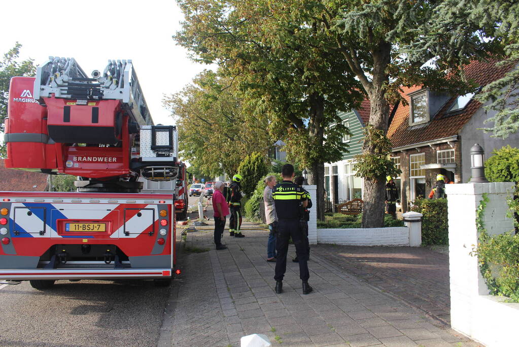 Brand tussen de muur van woningen