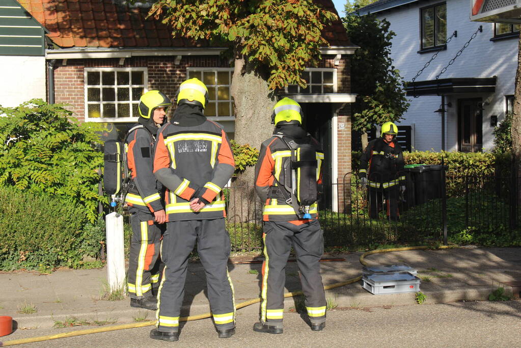 Brand tussen de muur van woningen