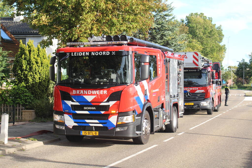 Brand tussen de muur van woningen