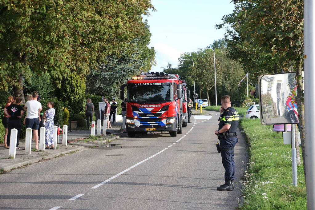 Brand tussen de muur van woningen