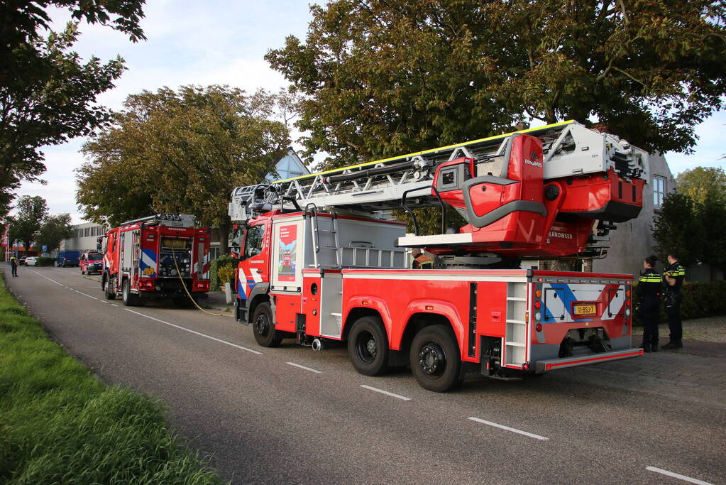 Brand tussen de muur van woningen