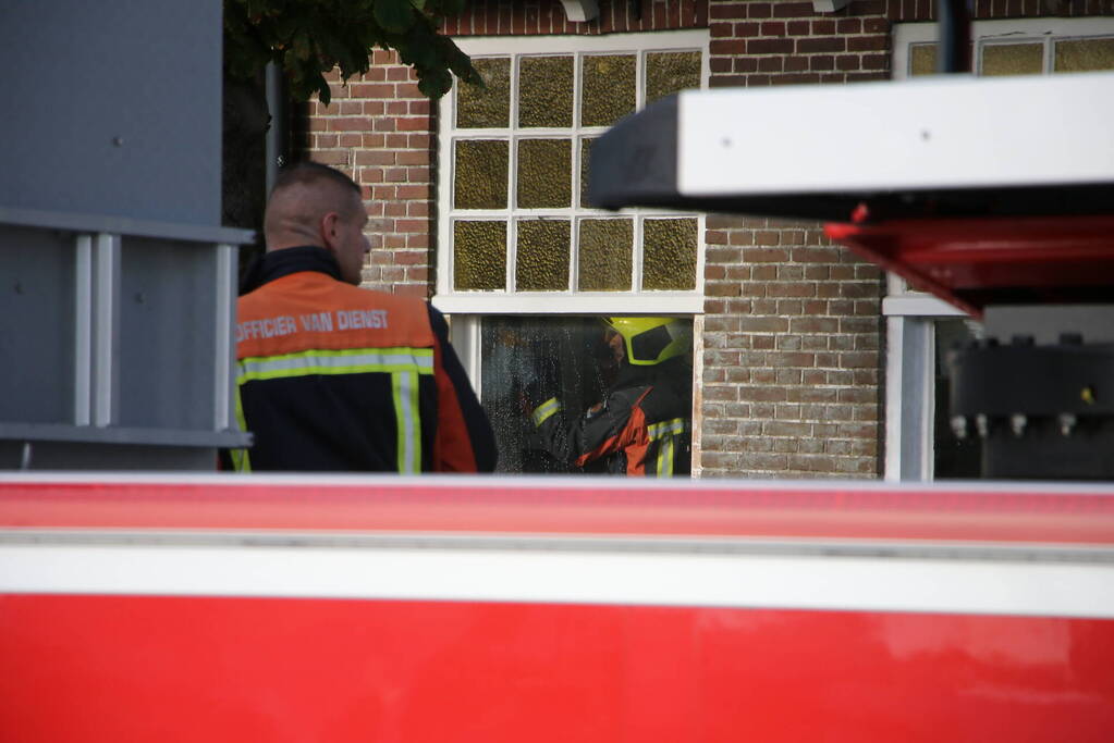 Brand tussen de muur van woningen