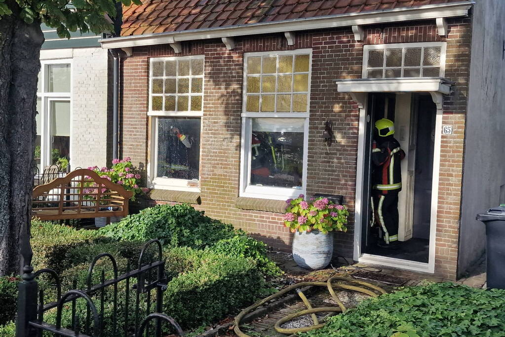 Brand tussen de muur van woningen