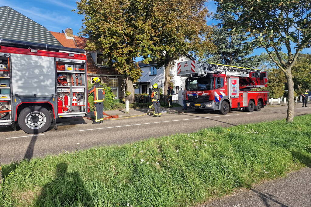 Brand tussen de muur van woningen